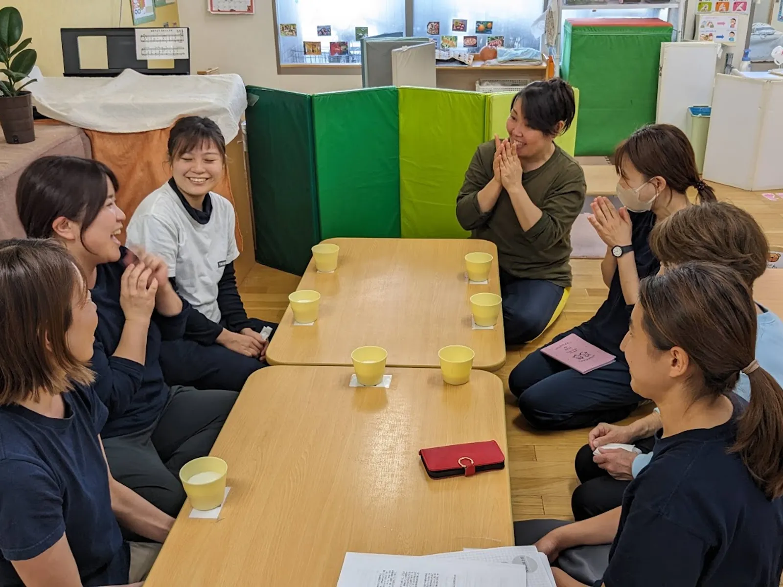 お茶を囲んで談笑する職員（はらだ乳児園）
