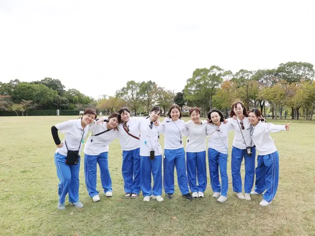 芝生に並ぶだいな幼児園の職員