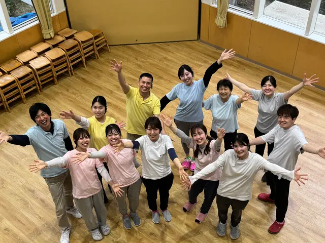 両手を広げるはっとこども園の職員