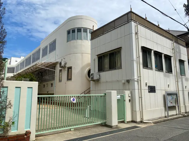なかはらこども園の園舎（丸窓の塔）