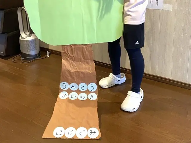 行事の飾りを製作する職員（だいな幼児園）